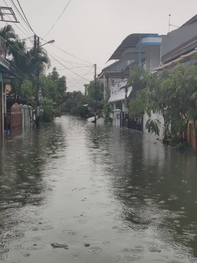 Banjir di Perumahan Bintara Jaya Permai, Bekasi Barat, Selasa (25/2).  Foto: Muhammad Fikrie/kumparan