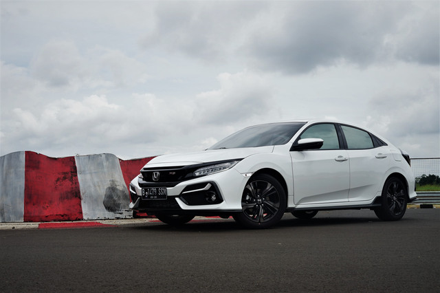 Tampilan samping Honda Civic Hatchback RS Foto: Muhammad Ikbal