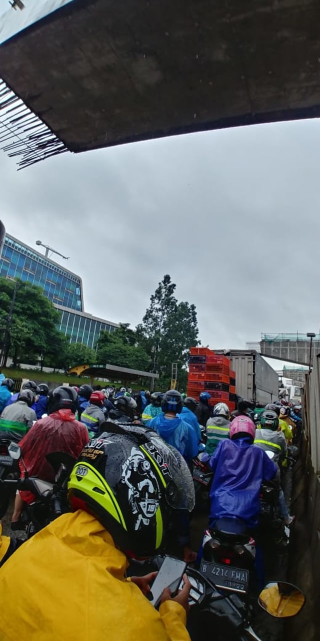 Kondisi banjir depan united tractor, Cakung Jakarta Timur. Foto: Farouq Audah/pembaca kumparan