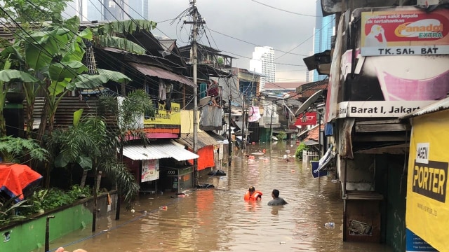 Banjir di kawasan bantaran kali kerukut, jakarta selatan Foto: Raga Iman/kumparan