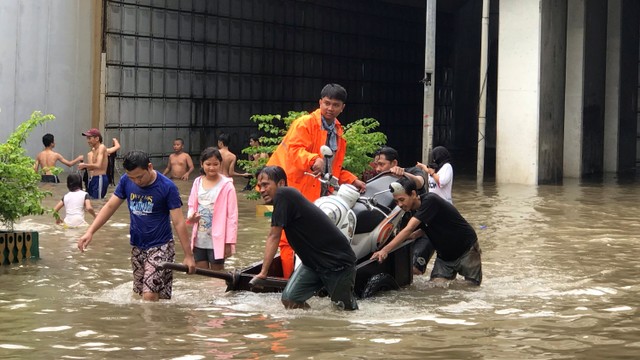 Kondisi banjir yang merendam underpass Gunung Sahari, Jakarta, Selasa (25/2).  Foto: Dok. Wiji Nurhayat