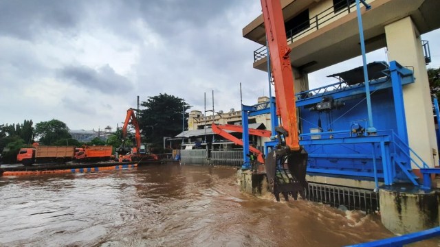 Kondisi ketinggian air di Pintu Air Manggarai, Jakarta, Selasa (25/2).  Foto: Efira Tamara Thenu/kumparan 