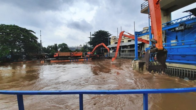 Kondisi ketinggian air di Pintu Air Manggarai, Jakarta, Selasa (25/2).  Foto: Efira Tamara Thenu/kumparan 