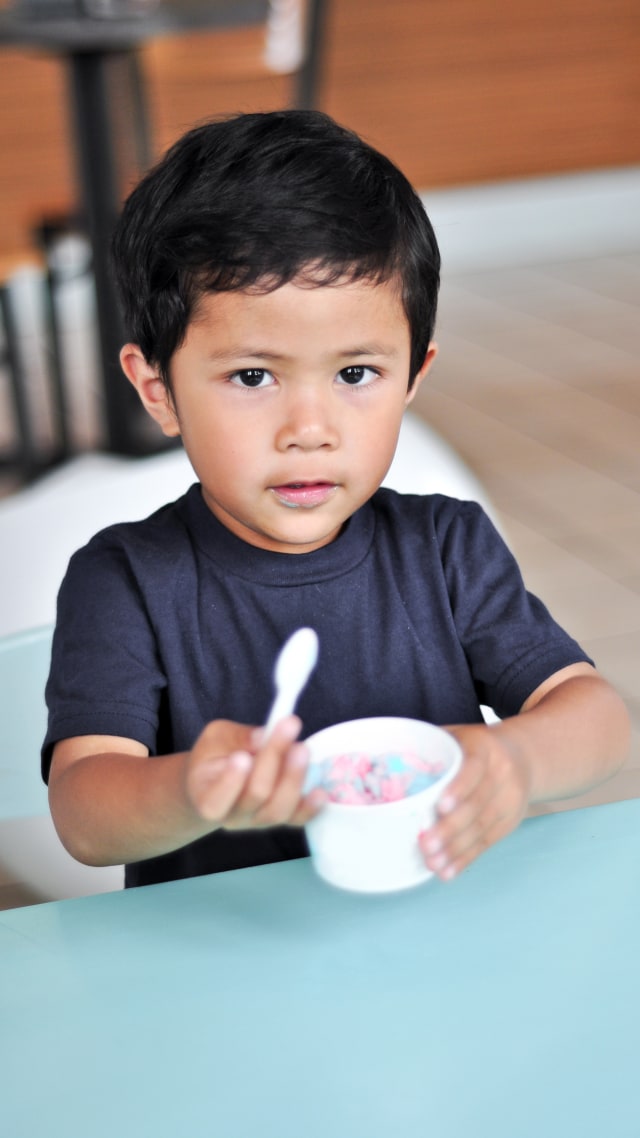 Ilustrasi anak makan es krim. Foto: shutter stock