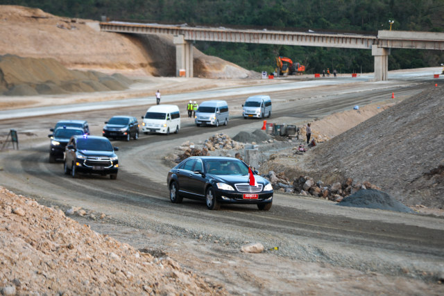 Iring-iringan rombongan Presiden Jokowi saat meninjau Tol Aceh. Foto: Suparta/acehkini