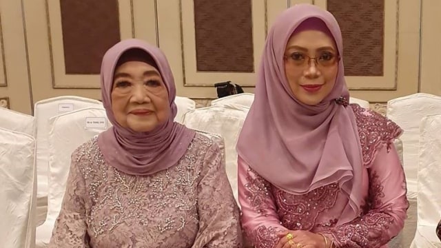 Almarhum Hj Emmy Soekarmi (kiri) bersama istri Plt Gubernur Aceh, Dyah Erti Idawati. Foto: Facebook @Dyah Erti Idawati