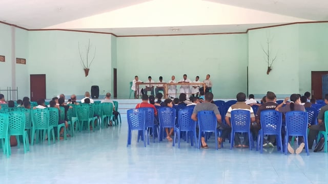 Rapat bersama orang tua siswa Seminari Menengah Maria Bunda Segala Banga Maumere dan pihak sekolah serta 2 kakak socius, Selasa (25/2/2020) pagi. Foto: Mario WP Sina. 