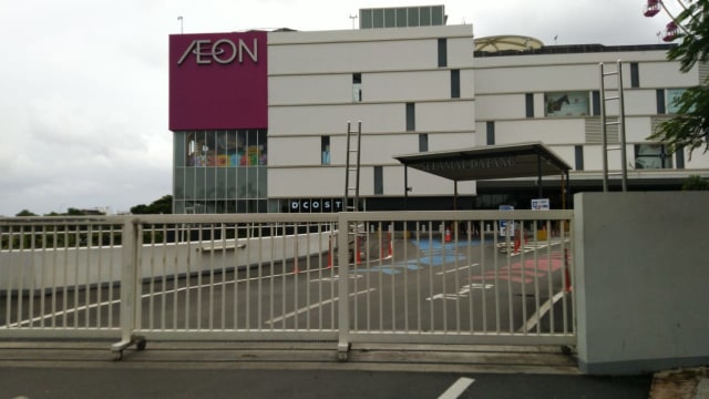 Akses masuk ke mall Aeon JGC ditutup. Foto: Fachrul Irwinsyah/kumparan