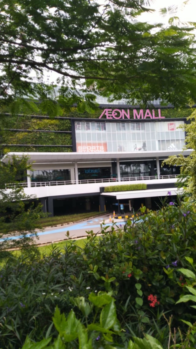Akses masuk ke mall Aeon JGC ditutup. Foto: Fachrul Irwinsyah/kumparan