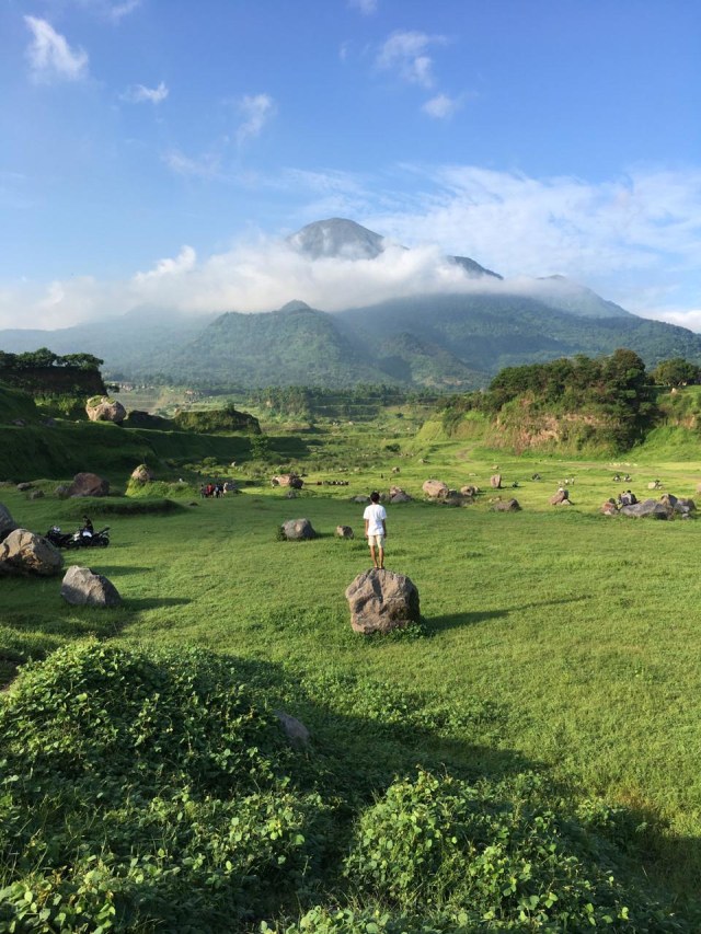 Lanskap Ranu Manduro yang hijau dan cantik dengan latar Gunung Penanggungan Foto: Twitter/@hafidzbashory_