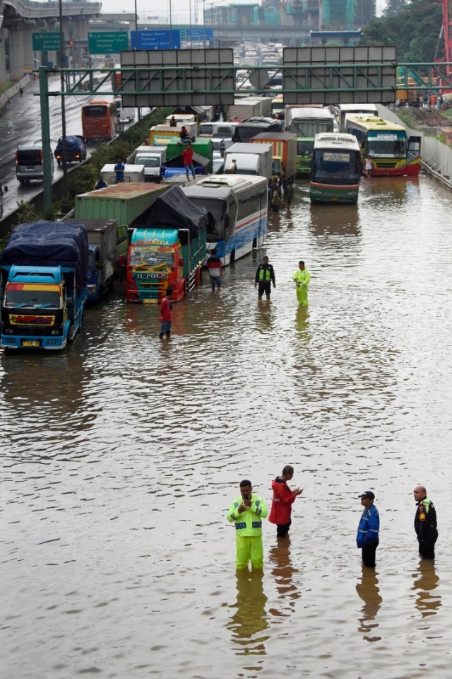 Sejumlah kendaraan terjebak kemacetan saat tol Jakarta-Cikampek banjir di Jatibening, Bekasi, Jawa Barat, Selasa (25/2). Foto: ANTARA FOTO/Saptono