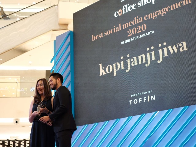 Mikael Jasin, memberikan penghargaan kepada Kopi Janji Jiwa