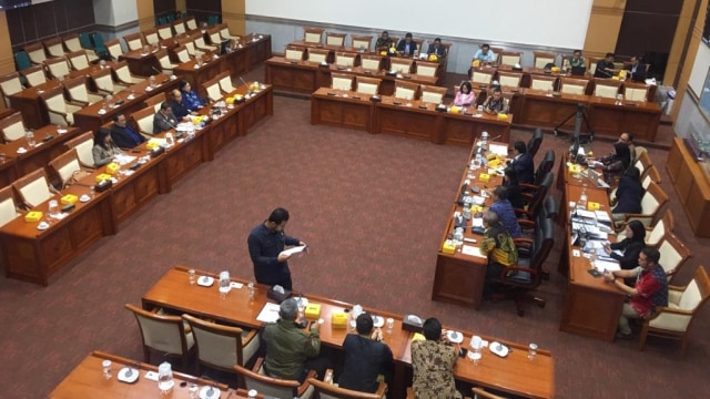 Komisi I DPR RI menggelar rapat dengan Dewas TVRI terkait penghentian sementara pemilihan Direktur Utama TVRI di Kompleks Senayan, Jakarta, Selasa (25/2).  Foto: Paulina Herasmarindar/kumparan 
