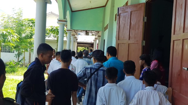 Orang tua siswa Seminari Bunda Segala Bangsa menggelar rapat bersama pihak sekolah pada Selasa (25/2/2020). Foto: Mario WP Sina. 