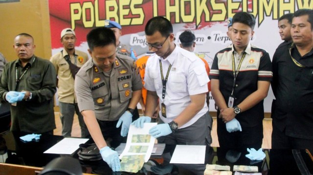 Kapolres Lhokseumawe, AKBP Ari Lasta Irawan saat konferensi pers terkait uang palsu. Foto: Agus