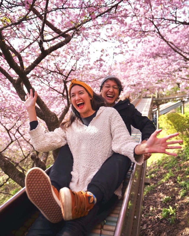 Kawazu Sakura di Shikuoka menjadi destinasi yang dikunjungi keduanya. Di sini kamu bisa menyaksikan pemandangan bunga sakura yang sedang bermekaran Foto: Instagram/@nadinelist