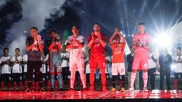 Para pemain Persija Jakarta mengenakan jersi untuk musim 2020. Foto: dok. Persija
