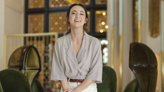 Julie Estelle dalam koleksi UNIQLO x Ines de la Fressange Spring/Summer 2020. Foto: Dok. Uniqlo Indonesia