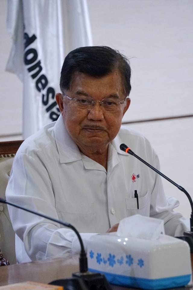 Ketua Umum Palang Merah Indonesia (PMI) Jusuf Kalla saat kick off penggalangan dana seribu masker untuk Indonesia di Kantor PMI Pusat, Jakarta, Selasa (25/2). Foto: Fanny Kusumawardhani/kumparan
