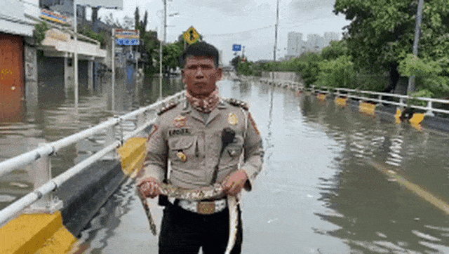 Gaya nyentrik AKBP Karosekali melaporkan kondisi banjir. Foto: Twitter/@TMCPoldaMetro