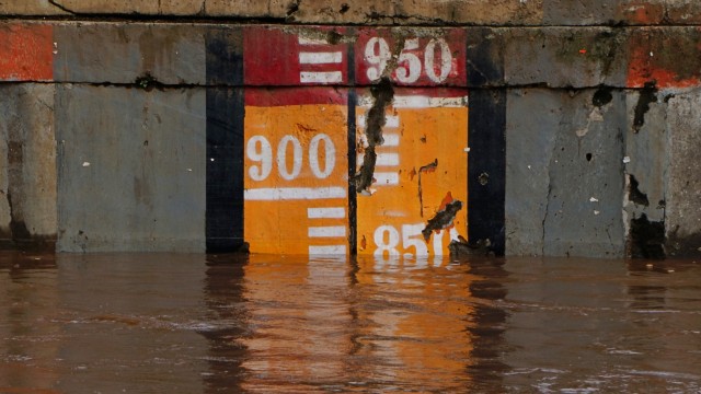 Ilustrasi ketinggian air di pintu air. Foto: Jamal Ramadhan/kumparan