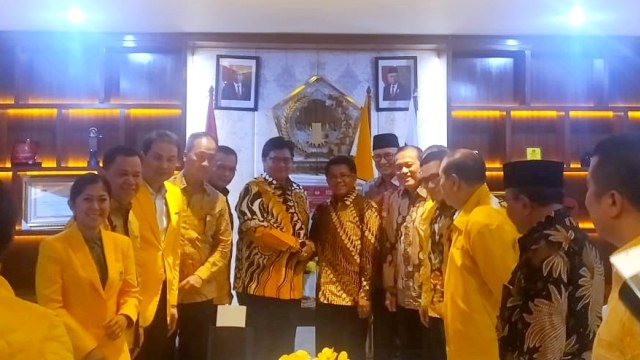 Ketua Umum Partai Golkar Airlangga Hartarto menerima kunjungan Ketum PKS Sohibul Iman di DPP Golkar, Slipi, Jakarta Barat, Selasa (25/2). Foto: Maulana Ramadhan/kumparan