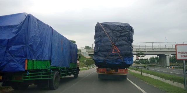 Truk yang kelebihan muatan atau over dimension over load (Odol) melintas di jalan tol. Foto: Dok. Joko Setiowarno