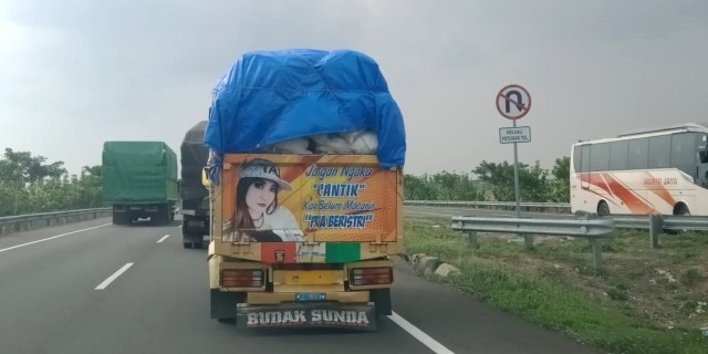 Truk yang kelebihan muatan atau over dimension over load (Odol) melintas di jalan tol. Foto: Dok. Joko Setiowarno