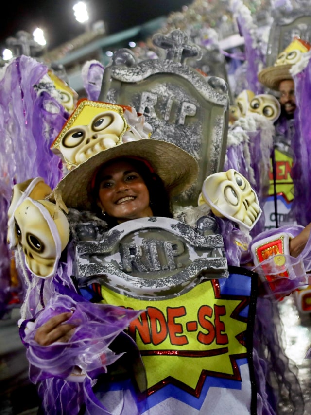 Penampilan peserta dalam parade di Karnaval Sambadrome di Rio de Janeiro, Brasil, Selasa (25/2). Foto: REUTERS/Sergio Moraes