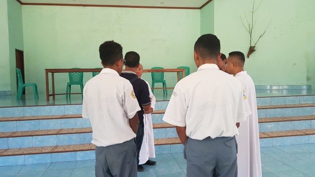 Kedua kakak kelas Seminari Maria Bunda Segala Bangsa (membelakangi kamera) yang menghukum adik kelasnya makan kotoran manusia. Foto: Mario WP Sina. 