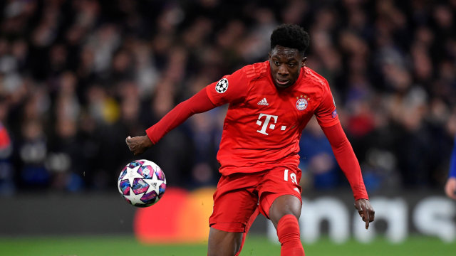 Aksi Alphonso Davies saat Bayern Muenchen melawan Chelsea. Foto: Toby Melville/REUTERS