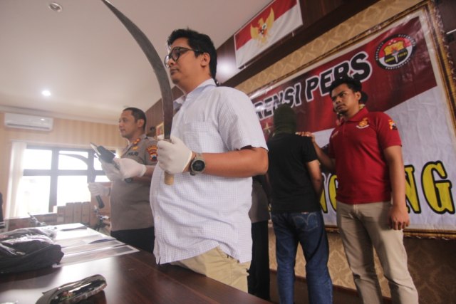 Anggota gengster Sari Ayam ditangkap polisi berikut barang bukti sejata tajam di Mapolres Temanggung, Selasa (25/2/2020). Foto: ari