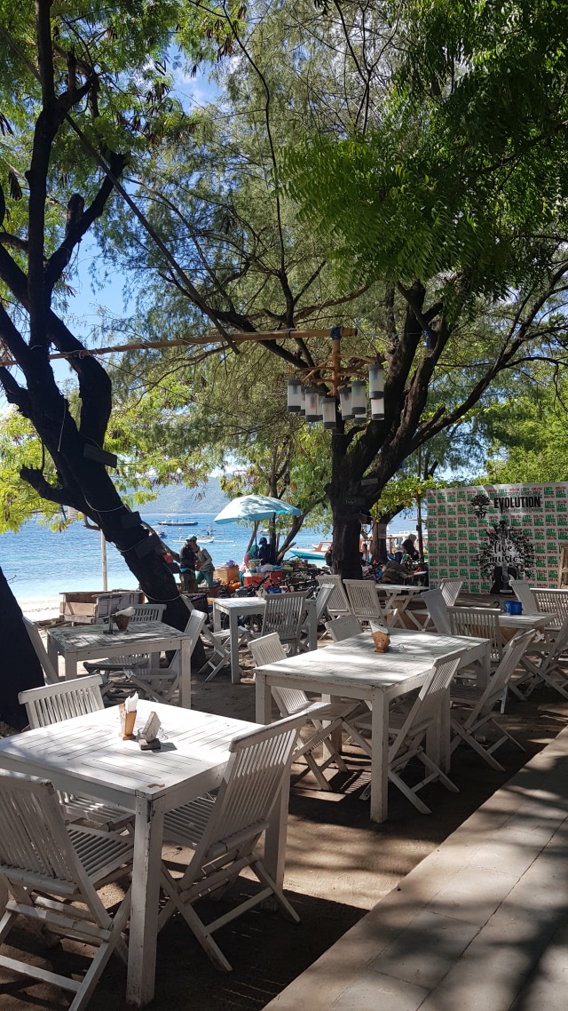 Salah satu pemandangan cafe di Gili Trawangan. Foto: Info Dompu