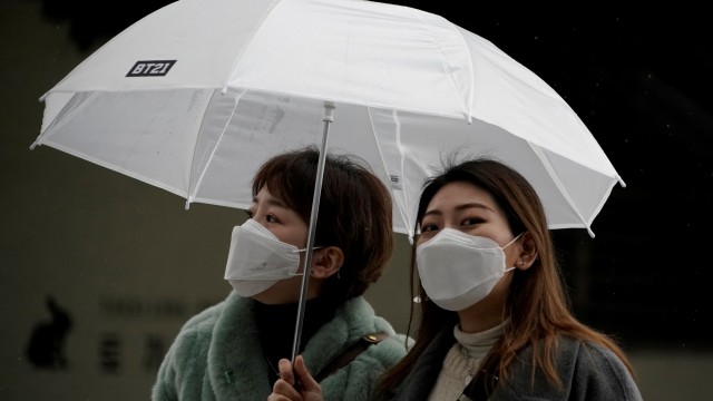 Pejalan kaki memakai masker di luar Stasiun Kereta Api Seoul di Seoul, Korea Selatan. Foto: REUTERS/Kim Hong-Ji