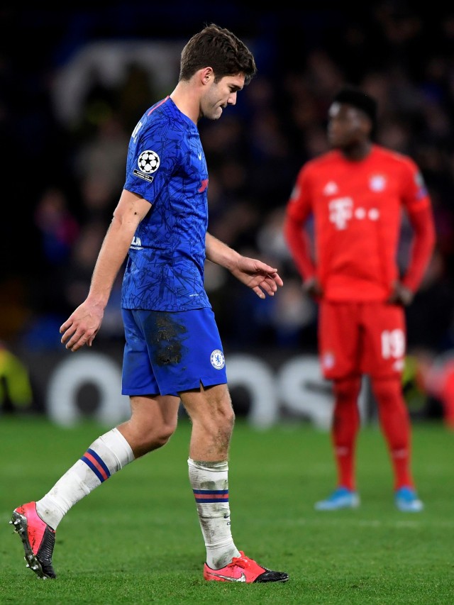 Pemain Chelsea Marcos Alonso keluar lapangan usai mendapat kartu merah pada pertandingan leg 1 Liga Champions di Stamford Bridge, London, Selasa (25/2). Foto: REUTERS / Toby Melville