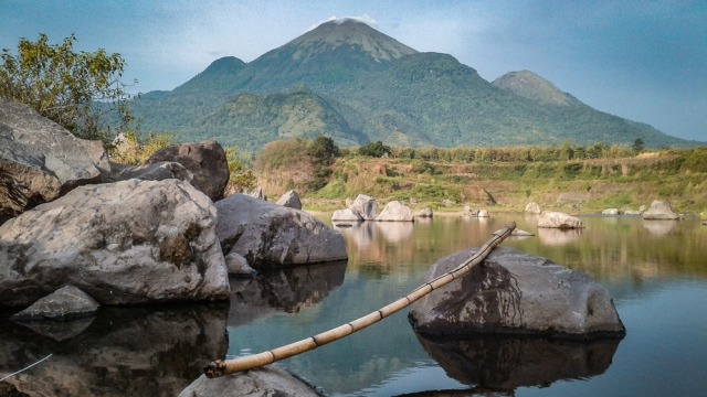Ranu Manduro merupakan telaga yang terbentuk akibat galian tambang pasir Foto: Shutter Stock