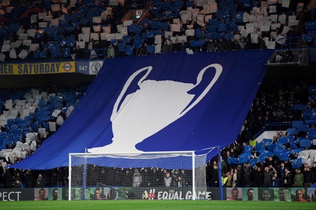 Suporter membawa bendera berbentuk piala Liga Champions saat pertandingan Chelsea melawan Bayern Muenchen di Stamford Bridge, London, Selasa (25/2).  Foto: REUTERS / Toby Melville