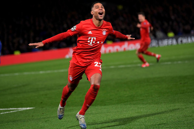 Selebrasi pemain Bayern Muenchen Serge Gnabry usai mencetak gol ke gawang Chelsea pada pertandingan Liga Champions di Stamford Bridge, London, Selasa (25/2). Foto: REUTERS / Toby Melville