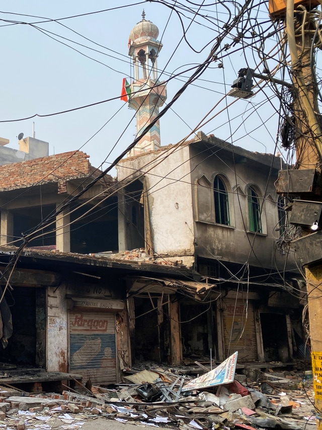 Kondisi masjid yang dibakar dalam bentrokan di New Delhi, India, Rabu (26/2).  Foto: AFP/Sajjad HUSSAIN