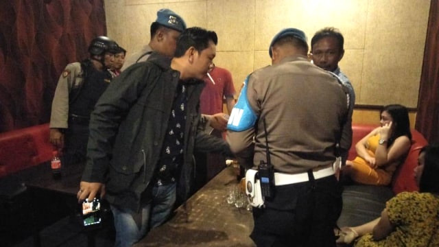 Sejumlah petugas Polres Palu sedang memeriksa pengunjung salah satu tempat hiburan malam di Palu, pada Selasa malam (25/2). Foto: Dok. Polres Palu