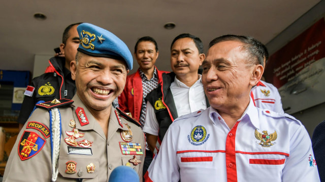 Ketua Satgas Antimafia Bola, Hendro Pandowo, dan Ketua PSSI, Mochamad Iriawan. Foto: ANTARA FOTO/Galih Pradipta/