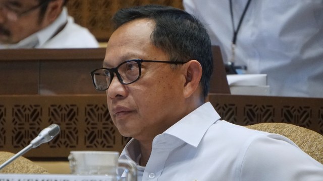 Mendagri Tito Karnavian saat menghadiri rapat bersama Komisi II DPR RI di Komplek Parlemen, Jakarta, Rabu (26/2). Foto: Fanny Kusumawardhani/kumparan 
