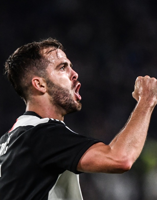 Miralem Pjanic merayakan gol ke gawang Bologna. Foto: AFP/Marco Bertorello