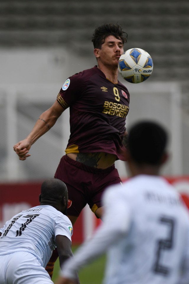 Pemain PSM Makassar Giancarlo Rodrigues berebut bola dengan pemain Shan United pada pertandingan lanjutan Grup H Piala AFC di Stadion Madya GBK, Jakarta.  Foto: ANTARA FOTO/Aditya Pradana Putra