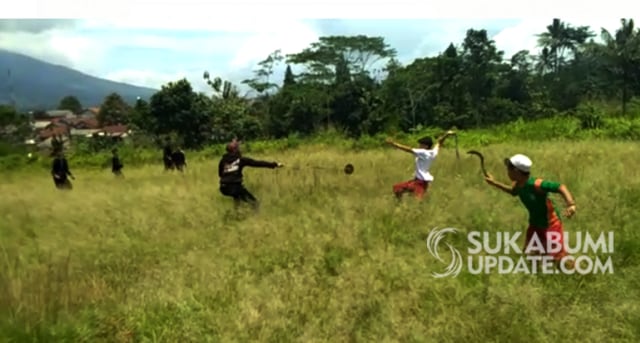 Screenshot atau tangkapan layar dari video pelajar SD dan SMP yang diduga tawuran. | Sumber Foto:Istimewa