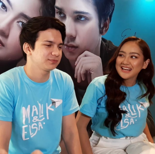 Endy Arfian dan Salshabilla Adriani di jumpa pers film Malik & Elsa, di kawasan Duren Tiga, Jakarta Selatan, Rabu (26/2). Foto: Maria Gabrielle Putrinda/kumparan