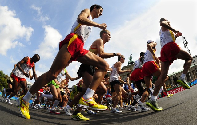Ilustrasi sepatu lari marathon. Foto: AFP PHOTO / FRANCK FIFE 