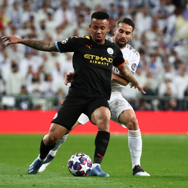 Gabriel Jesus berduel dengan Dani Carvajal. Foto: Sergio Perez/REUTERS
