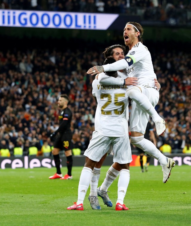 Pemain Real Madrid merayakan gol pertama mereka pada pertandingan Liga Champions di Santiago Bernabeu, Madrid. Foto: REUTERS/Juan Medina