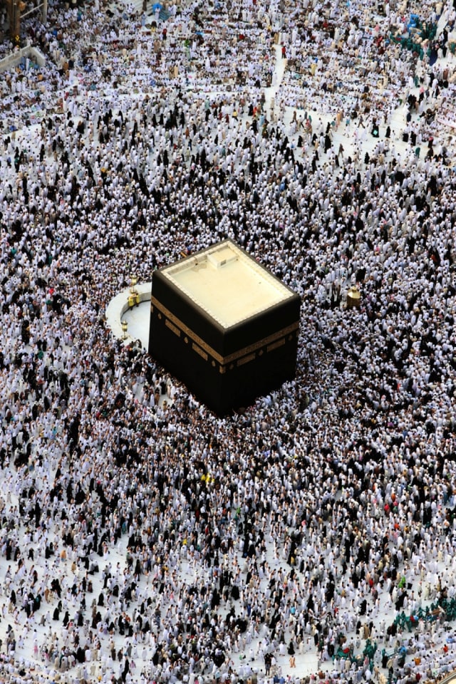 Sejumlah jamaah melaksanakan ibadah umrah di Makkah. Foto: AFP/AMER HILABI 